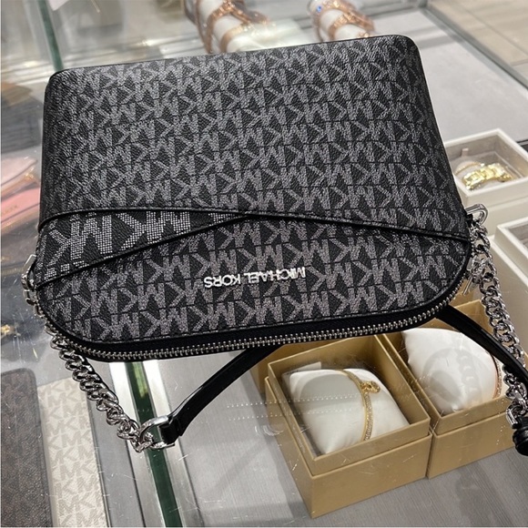 MICHAEL KORS Jet Set Medium Logo Dome - Picture 11 of 15